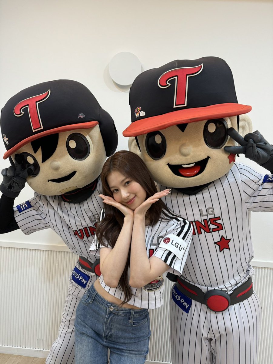 오늘의 승요 샤샤 🐹 응원해주신 모든 분들 덕분에 긴장하지 않고 시구를 마칠 수 있었어요! ⚾️ 멀리서 와준 원스분들도 정말 감사해요❤️ Thank you for all the fans who came to support me at the game❤️ #TWICE #트와이스 #SANA #사나 #LG트윈스 #LGTWINS #시구