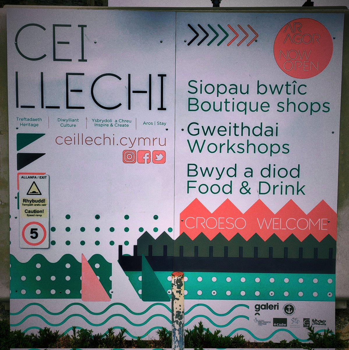 CEI LLECHI - Caernarfon.
One many stunning parts of our town!

#ceillechi #Harbour #fair #funfair #tamarina #food #fun #dayout #Caernarfon #visitwales #visitcaernarfon #daytime #morning #afternoon #enjoy #family #friends #familydayout #daytrip #northwales