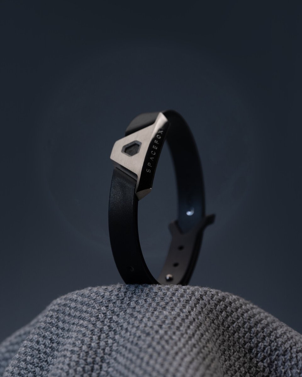Un design épuré et discret pour un bracelet fascinant orné d’un fragment de lune.🌙 #moon #lune #spacefox #météorite