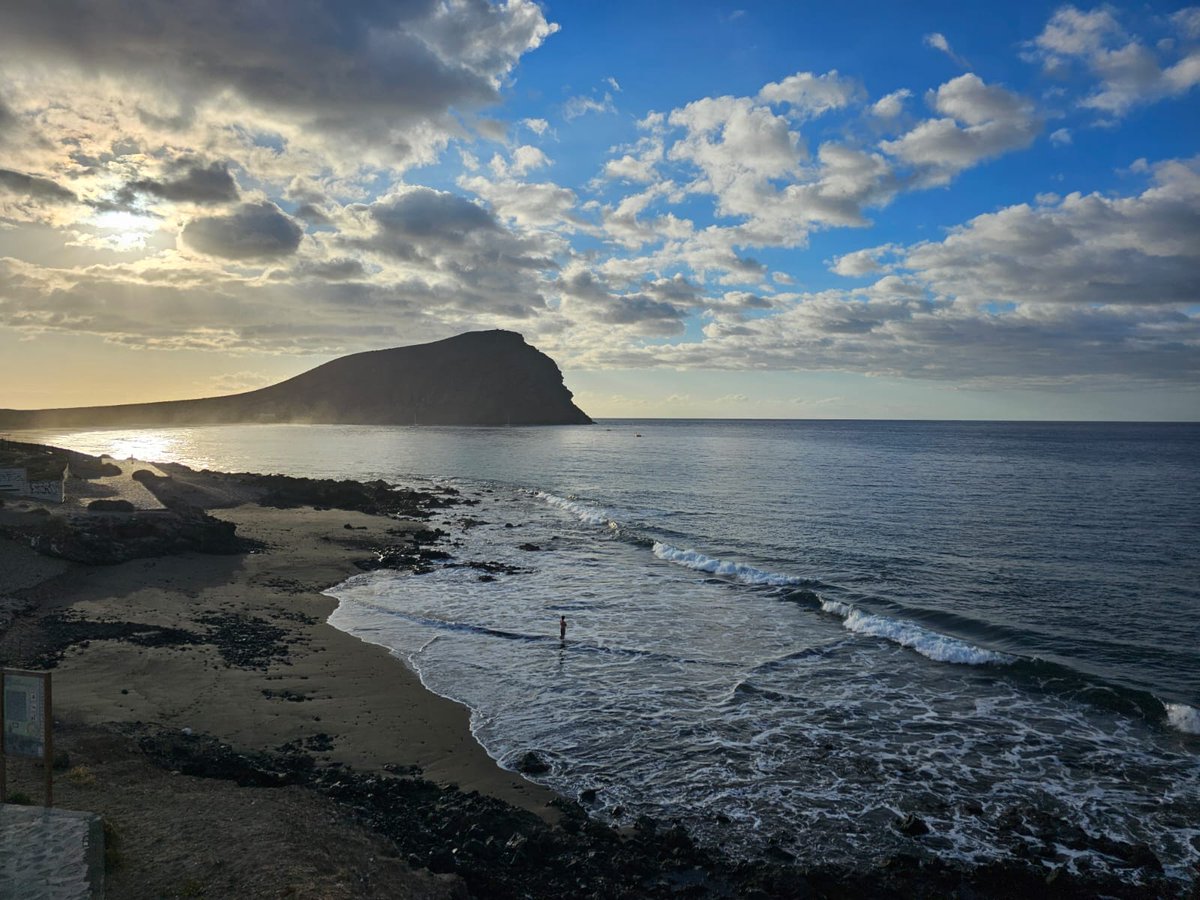 Contemplando #Felizfinde #Tenerife... #BuenRollito 😉 . . . #playadelatejita #tenerifeocio #MontañaRoja #elmedano #granadilladeabona #tenerifelicidad #playa #latituddevida #yosoytenerife #canariasviva #beach #ocean #sun #atlantic #estaes_tenerife #loves_tenerife #loves_canarias