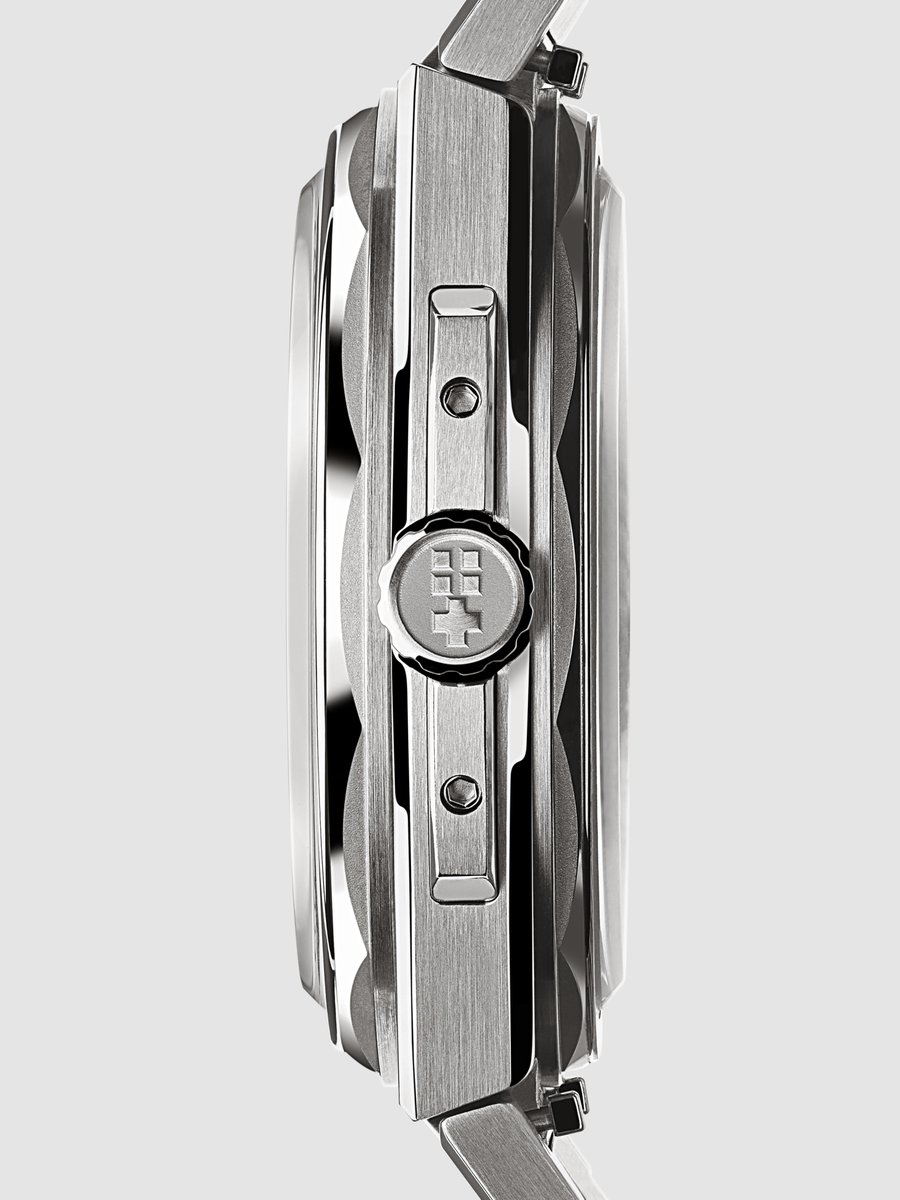 With a total thickness of 12.3mm, The Twelve X (Ti) features box sapphire crystals at the front (1.1mm) and rear (0.9mm), shaving 2mm off the perceived case height. C12-41A5D1-T00K0-B0
