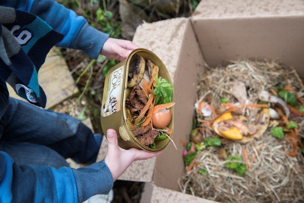 Have you always wanted to compost but weren't sure how? 🍏🐛🐌🌼🍂 Find out more about how you can create a wildlife-friendly compost and make change for nature from your own home here: rspb.org.uk/helping-nature… 📷|Eleanor Bentall (rspb-images.com) #WildChallenge #Nature