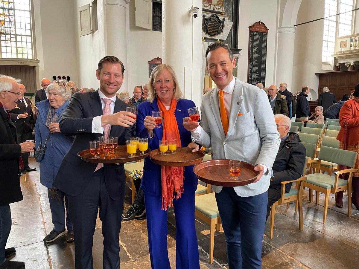 Koningsdag startte vandaag met de aubade in de oude kerk in Voorburg. Inwoners die een Koninklijke Onderscheiding kregen werden door burgemeester Vroom in het zonnetje gezet. Daarna het traditionele glaasje jus d’orange en oranjebitter. Heel veel plezier allemaal vandaag 🇳🇱👑