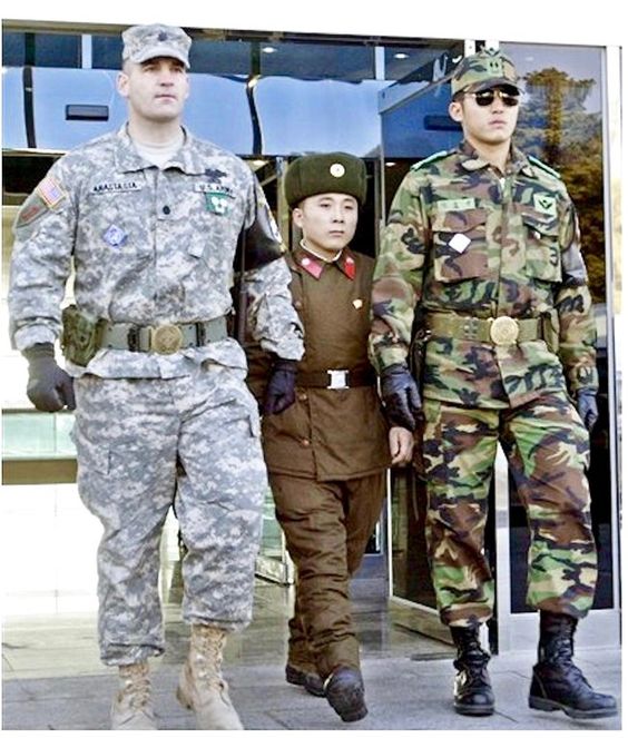 @Jewdean_ .
A dwarf, flanked by US- and SouthKorean Soldiers!😂🫰