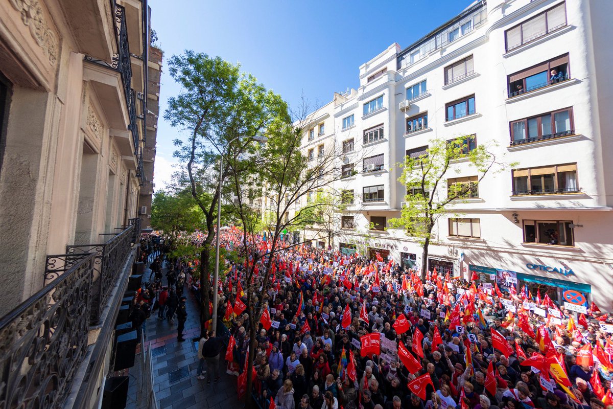¡Estamos contigo, presidente! Hoy en el Comité Federal del @PSOE, los socialistas madrileños con @juanlobato_es al frente de la delegación de Madrid. Claro que vale la pena, @sanchezcastejon. #PedroNoTeRindas ✊🏼🌹