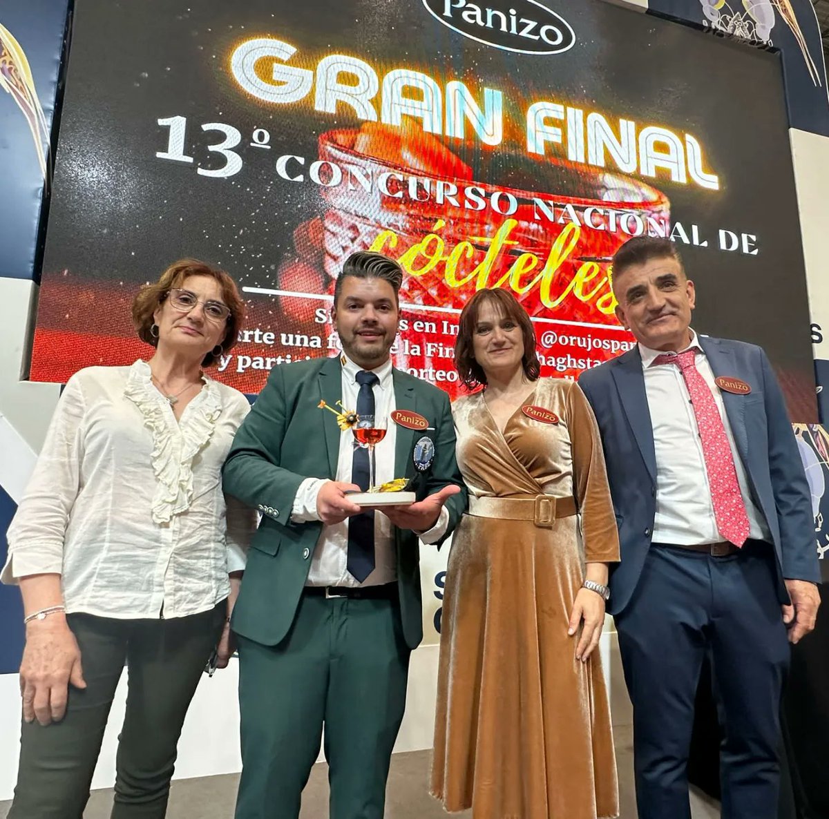 El barman cántabro Borja Gutiérrez con su cóctel “La Gilda” se ha alzado con el primer premio del 13º Concurso Nacional de Cócteles Panizo @orujospanizo celebrado esta semana en #SalónGourmets2024. Le felicitamos en #ElPicaporte de @esradio_cyl #EsRadioCyL