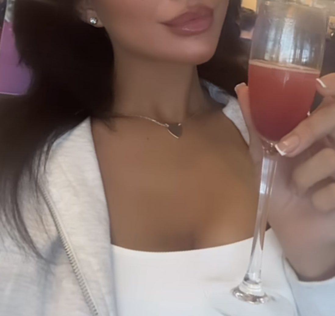 I am back from a short trip to Spain! Who wants to cover my brunch/drinks?

Side note: Top of my head is back to its natural color (I’ll show you l8er) so I’m in the market for a new sub to adopt my hairdye/hairdresser bill! DM me about this opportunity x

Findom London UK
