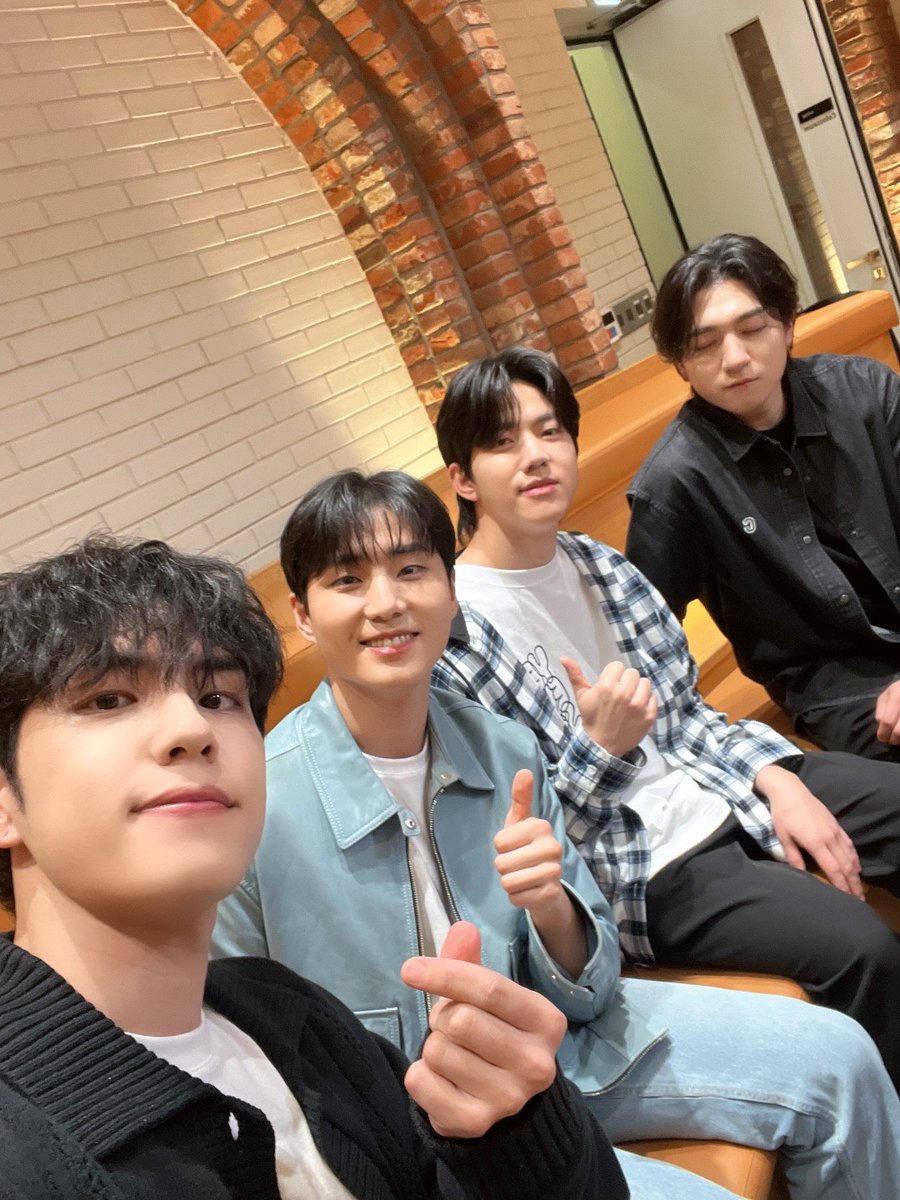 day6official's tweet photo. [ #DAY6_BEHIND ]  

이렇게 스윗하면 유죄세요.
이렇게 다정하면 우뜨카라고.💦

My Day랑 함께인 오늘!
시간아 빨리 달리지 말아 줘🥺

#DAY6 #데이식스
#Fourever
#Welcome_to_the_Show https://t.co/nfi0sMDRIF