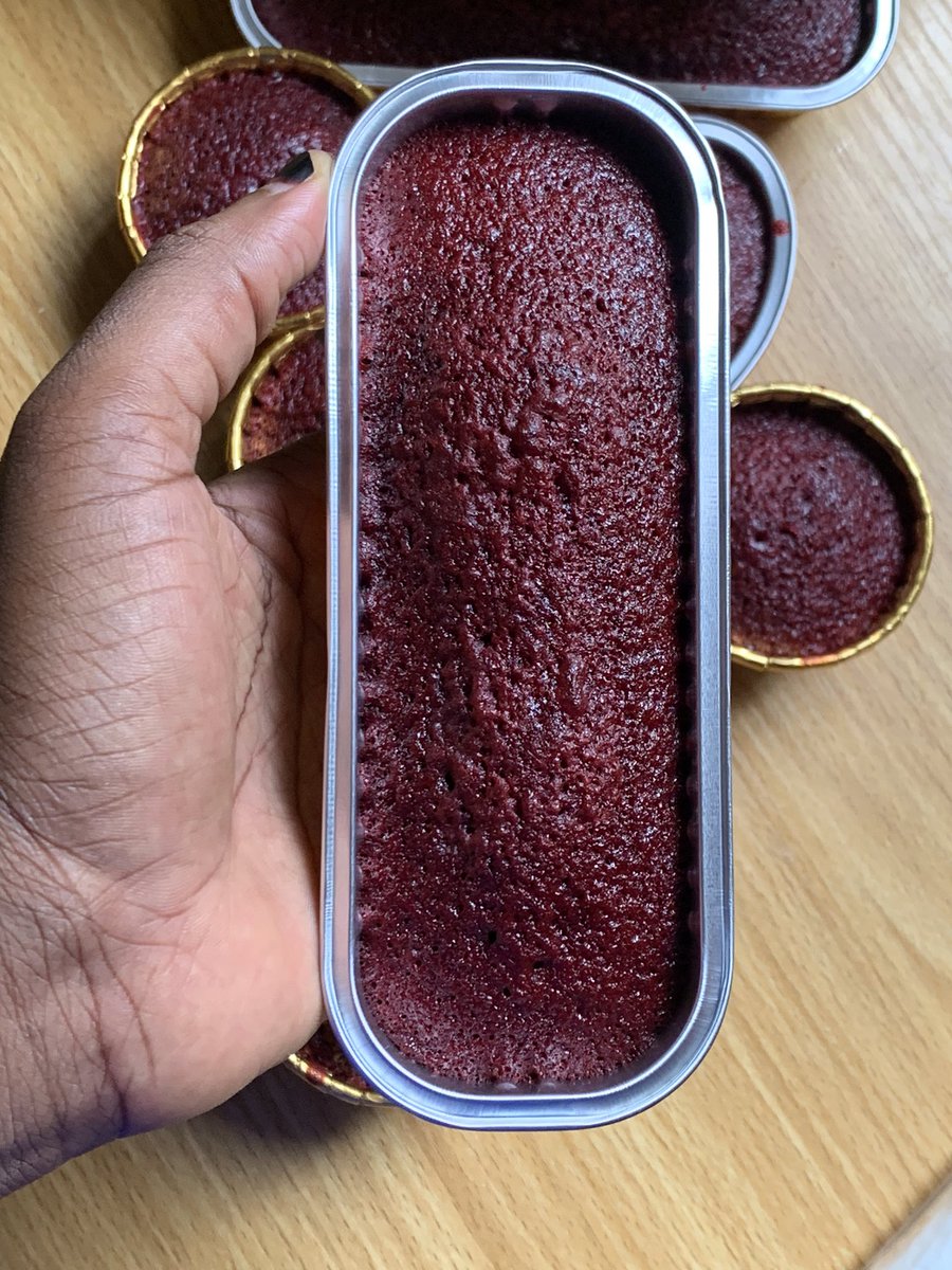 So I used to supply this to a supermarket close to me and I said I should bring to Twitter maybe my people will buy from. 1st and 2nd frame - N800 3rd and 4th frame - N1,000 P.S: it will come with a small icing on top! Kindly Retweet🙏🏾my potential client might be on your TL