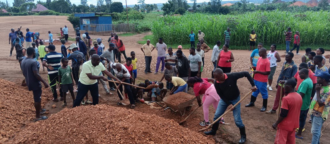 Kigabiro Sector (@sectorkigabiro) on Twitter photo <a href="/SectorKigabiro/">Kigabiro Sector</a> uyumunsi mu midugudu yose hakozwe umuganda wibanda:
- Guhanga imihanda muri Site zo gutura;
- Gukora imihanda y’imigenderano;
- Kubakira Abatishoboye.
Hatanzwe ubutumwa bwo kwitegura amatora, Umutekano no ku mihigo.
<a href="/PudenceR/">Pudence RUBINGISA</a> <a href="/RadjabM/">Radjab Mbonyumuvunyi</a> <a href="/rrkagabo/">Richards RK</a> <a href="/KarangwaUmutoni/">Umutoni Karangwa</a> <a href="/SectorKigabiro/">Kigabiro Sector</a> uyumunsi mu midugudu yose hakozwe umuganda wibanda:
- Guhanga imihanda muri Site zo gutura;
- Gukora imihanda y’imigenderano;
- Kubakira Abatishoboye.
Hatanzwe ubutumwa bwo kwitegura amatora, Umutekano no ku mihigo.
<a href="/PudenceR/">Pudence RUBINGISA</a> <a href="/RadjabM/">Radjab Mbonyumuvunyi</a> <a href="/rrkagabo/">Richards RK</a> <a href="/KarangwaUmutoni/">Umutoni Karangwa</a>