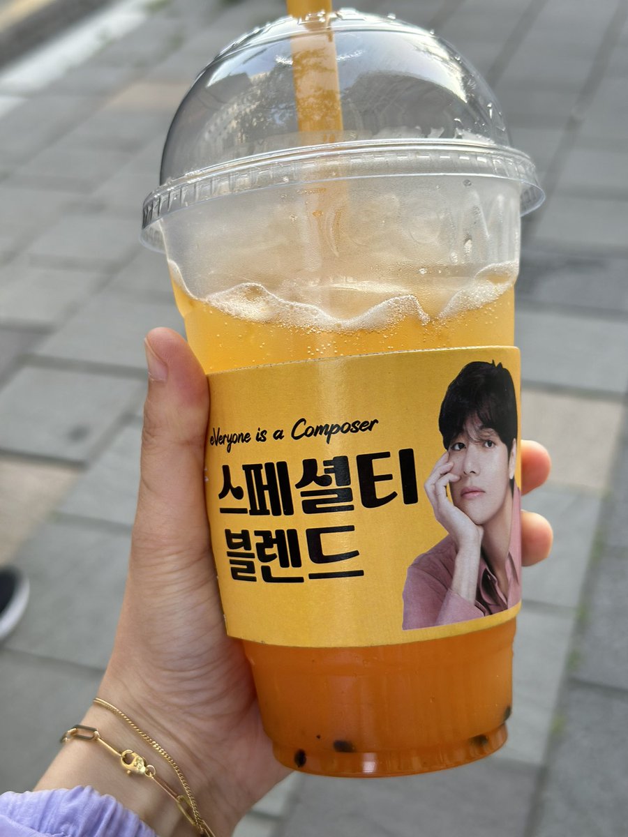 목살 챱챱 구워먹고 오늘도 들린 참새 방앗간💛

COMPOSE COFFEE MODEL V 
#TaehyungxComposeCoffee 
#ComposeCoffee #V