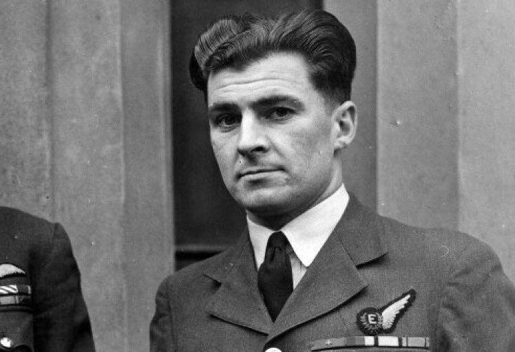 1944'te bugün: İngiliz havacı Norman Jackson, personeli olduğu Avro Lancaster'ın kanadındaki yangını söndürmek için 20.000 fitte uçağın kanadına tırmandı. Bu sırada bir Alman uçağının saldırısıyla uçaktan düşen ancak paraşütle kurtulan Jackson, Victoria Haçı'yla taltif edildi.