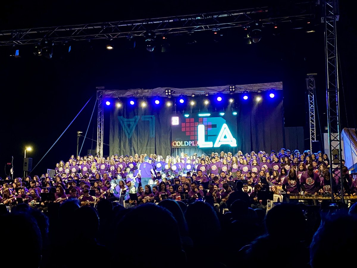 AlfonsoEscrig's tweet photo. Enhorabona #TUKE23 #Ukelele #Yabelprofe vam disfrutar d’una sitiació d’aprenentatge com diu @xals66 per a tota la vida🥰Un plaer col•laborar amb una espurna✨ de #Chachacha 🕺🏻i retrobar amics i amigues #Sara #EnricPizà @RubnPB #Jorge #Juan #Alex #ValldAlba #Benlloch #Vilafames https://t.co/Dyd4yfE5GX