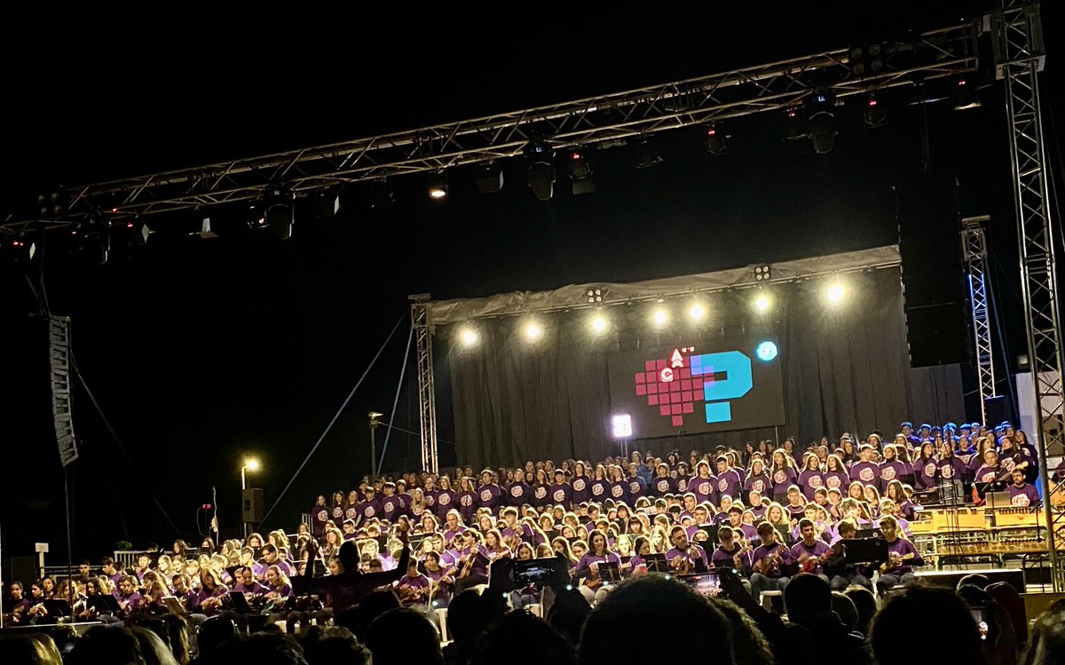 AlfonsoEscrig's tweet photo. Enhorabona #TUKE23 #Ukelele #Yabelprofe vam disfrutar d’una sitiació d’aprenentatge com diu @xals66 per a tota la vida🥰Un plaer col•laborar amb una espurna✨ de #Chachacha 🕺🏻i retrobar amics i amigues #Sara #EnricPizà @RubnPB #Jorge #Juan #Alex #ValldAlba #Benlloch #Vilafames https://t.co/Dyd4yfE5GX