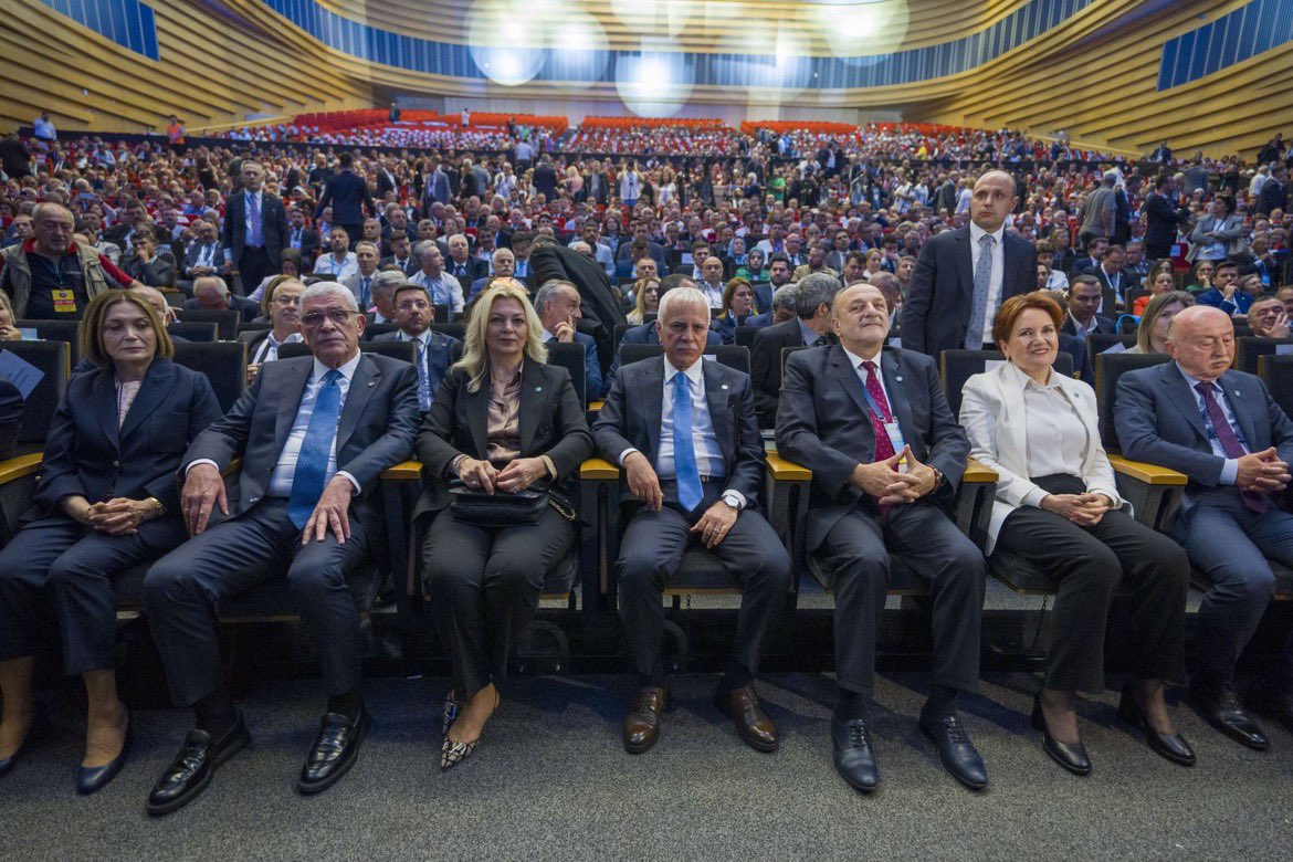 İYİ Parti Genel Başkanı Meral Akşener,

Kurultayda aday olan Müsavat Dervişoğlu, Koray Aydın ve Günay Kodaz ile protokolde yan yana oturdu

Diğer aday Tolga Akalın’a protokolde yer verilmediği görüldü