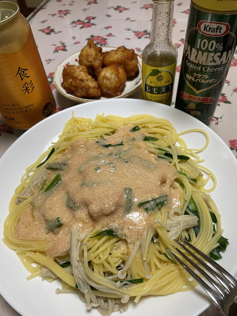 夕食
えのきニラ入りマヨ明太子パスタ
冷凍の唐揚げです
頂きまーす😋　乾杯🍻