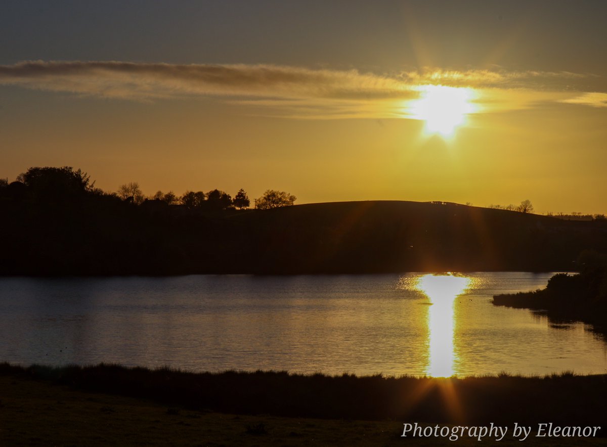 Forever a fan of sunsets 💕 @Louise_utv @WeatherAisling @OmaghWeather @ScenesOfUlster @PhotographyWx @StormHour @ThePhotoHour #sunsetphotography @ang