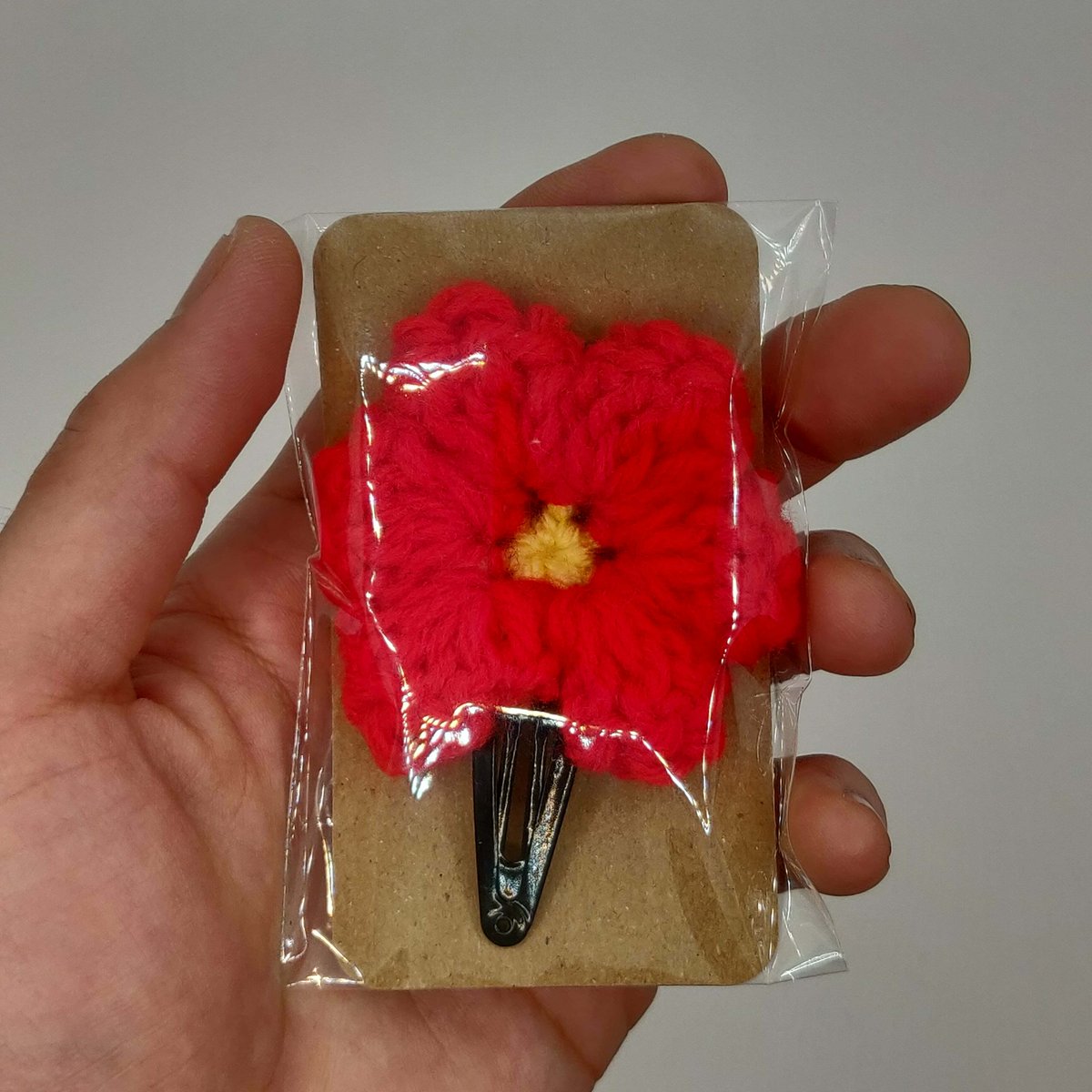 Red - Yellow Flower Barrette - $7.50.
guelphmarket.com/products/red-y…

Tag a friend or give this share! 

#crochet #canadianbusiness