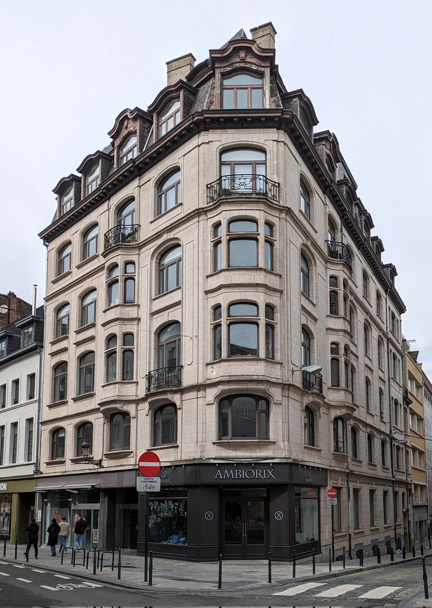 Rue de Namur. No 72-74, a 1914 furrier's store with flats above. The imperial campus took up much of the triangle between this street, the boulevard and the palace behind. So a Congo oils processor was also at this address. The two bays on the left were added in 1969.
