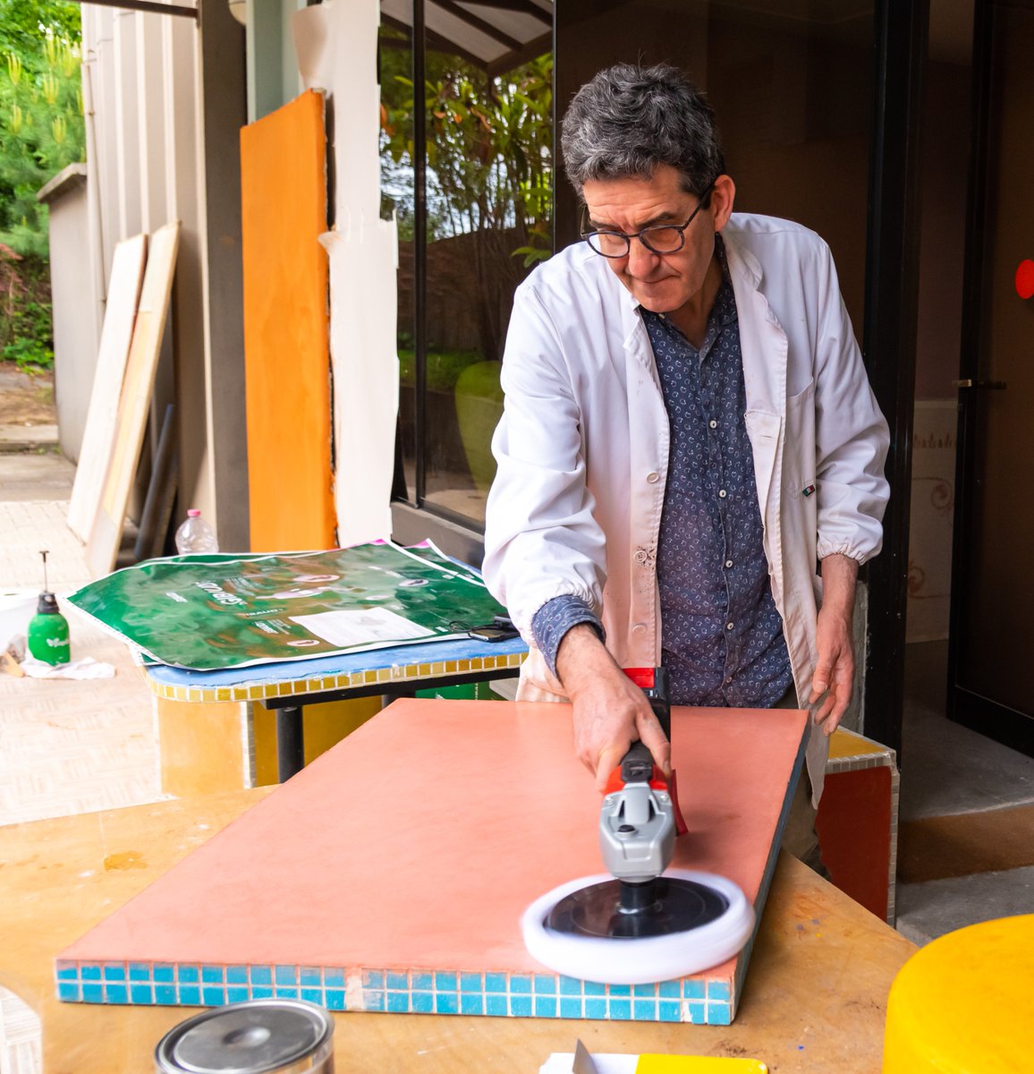 Lucidatura di una superficie in #tadelakt color rosso utilizzando una #lucidatrice elettrica.

#artigiano #artigianato #craftman #ecobuild #ecobuilding #bioedilizia #naturalart #artenatuale #impermeable #waterproof #waterproofing #plaster #plastering #plasterart