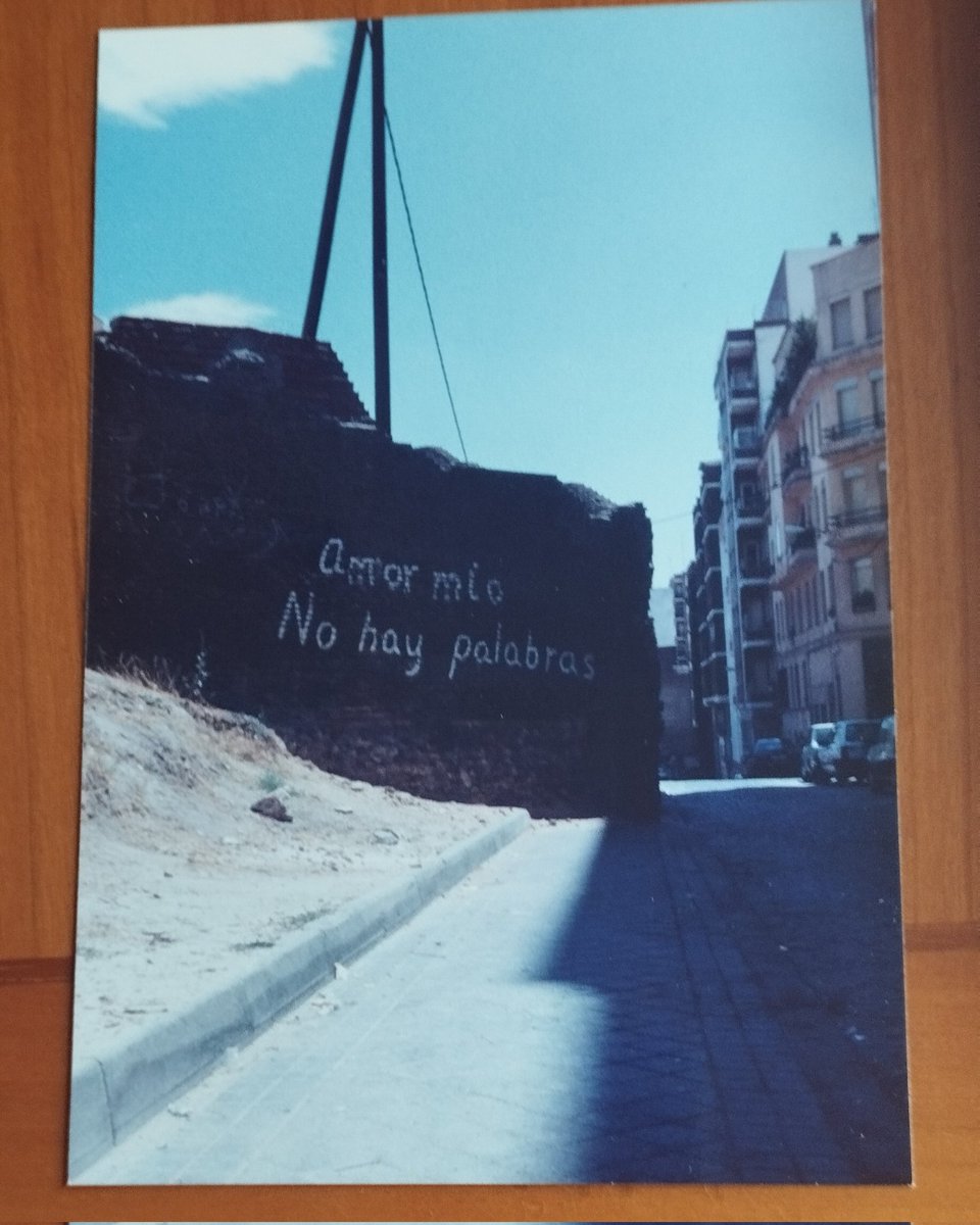 Madrid, barrio de Estrecho, calle Francos Rodríguez esquina a calle Pamplona. 
En un muro de ladrillo decrépito había una pintada que todos los del barrio la conocían. Difícil saber quién y cuándo se pintó, pero por lo menos ya estaba en los años 80 y puede que antes.