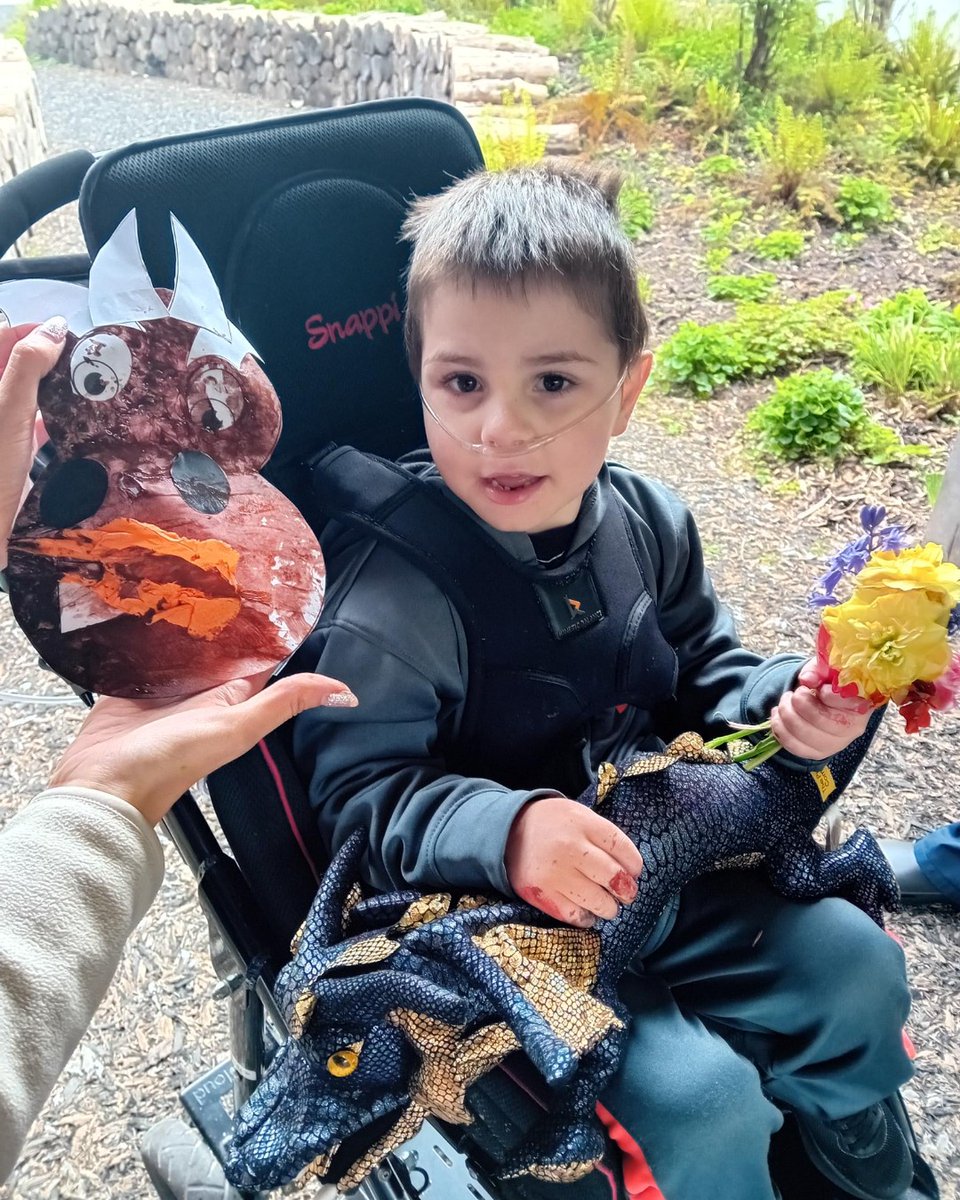 To celebrate St. George's Day, we headed out to the sensory garden to get crafty 🖌️🎨 Daniel created his very own dragon artwork by exploring bubble wrap painting and crunching and tearing tissue paper for fire, and we’re sure you’ll agree he did a fantastic job! 🤩
