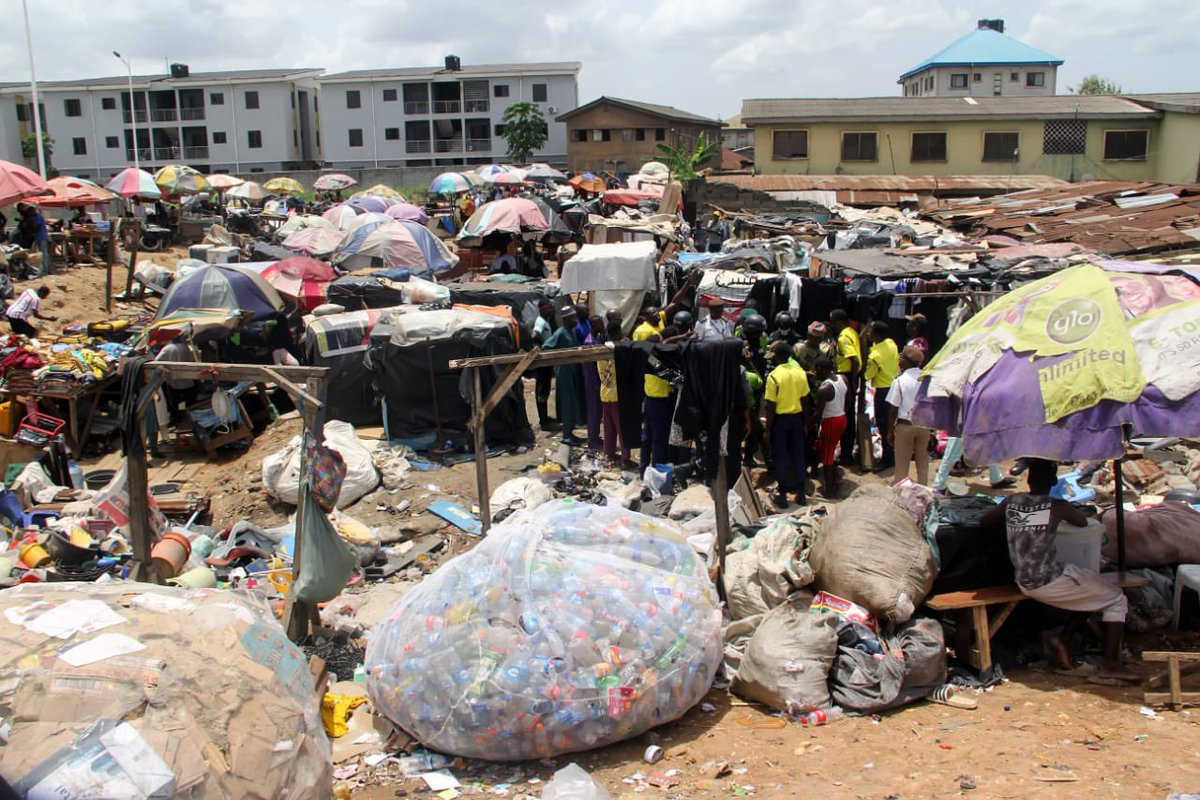LASG SERVES REMOVAL OREDR TO KIOSK OWNERS 

Today, on the order of the Lagos State Commissioner of Police, CP Adegoke Fayoade, operatives of Rapid Response Squad (RRS) led officials of Agege Local Government Council to serve a 5 – day removal notice on kiosk owners and shanties…