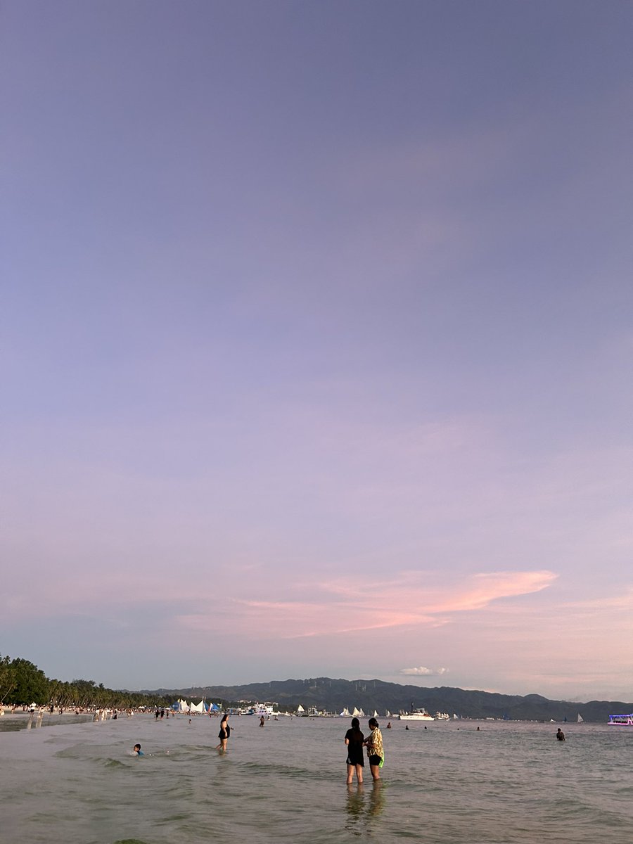 Rose quartz and Serenity colored sky showed up in Boracay ✨ #SEVENTEEN #SVT_FOLLOW_THE_CITY_INCHEON_SEOUL #SVT_TOUR_FOLLOW_AGAIN #FOLLOW_AGAINTOSEOUL