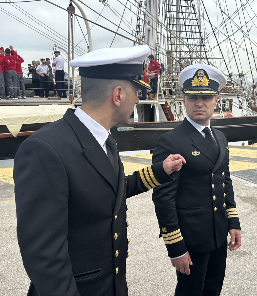 Pour la montée de la flamme 🔥 ⁦@Paris2024⁩ à bord du Belem chacun avait mis son plus bel uniforme !