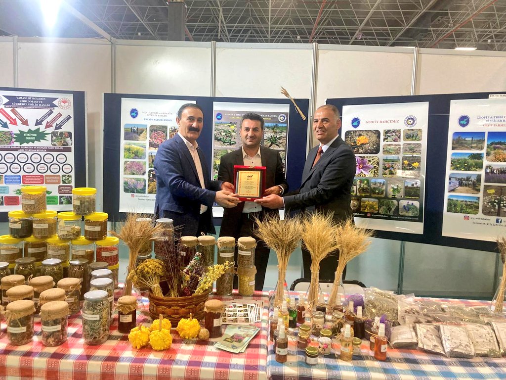 Başkanımız Nayif Süer, çeşitli stantları ziyaret etti. Tarım ve hayvancılık ürünleri ile ilgili bilgi aldı. 14. Van Doğu Anadolu Tarım, Hayvancılık ve Gıda Fuarı @TOBBiletisim @ipekyoluexpo @GulerSuleyman65 @Veysiuygun1 @Nayifsuer