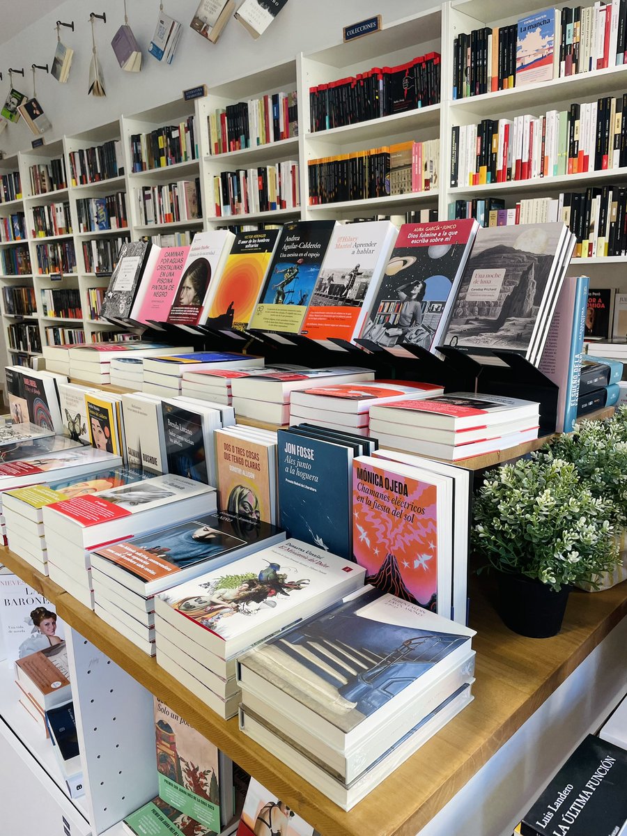 La semana que viene la librería cerrará solamente los festivos (miércoles 1 y jueves 2). Los demás días os esperamos en nuestro horario habitual. 
¡Feliz puente y felices lecturas!