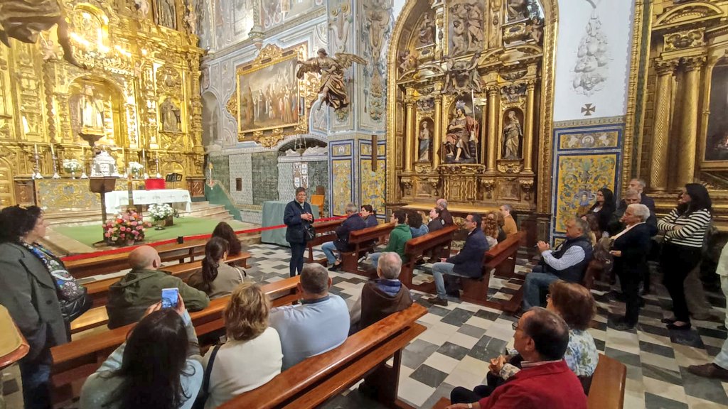 En esta mañana un numeroso grupo de hermanos ha visitado el Convento de Santa Paula. La visita ha sido organizada por la Diputación de Formación y guiada por N.H.Dña. Rosario García Pavón.
