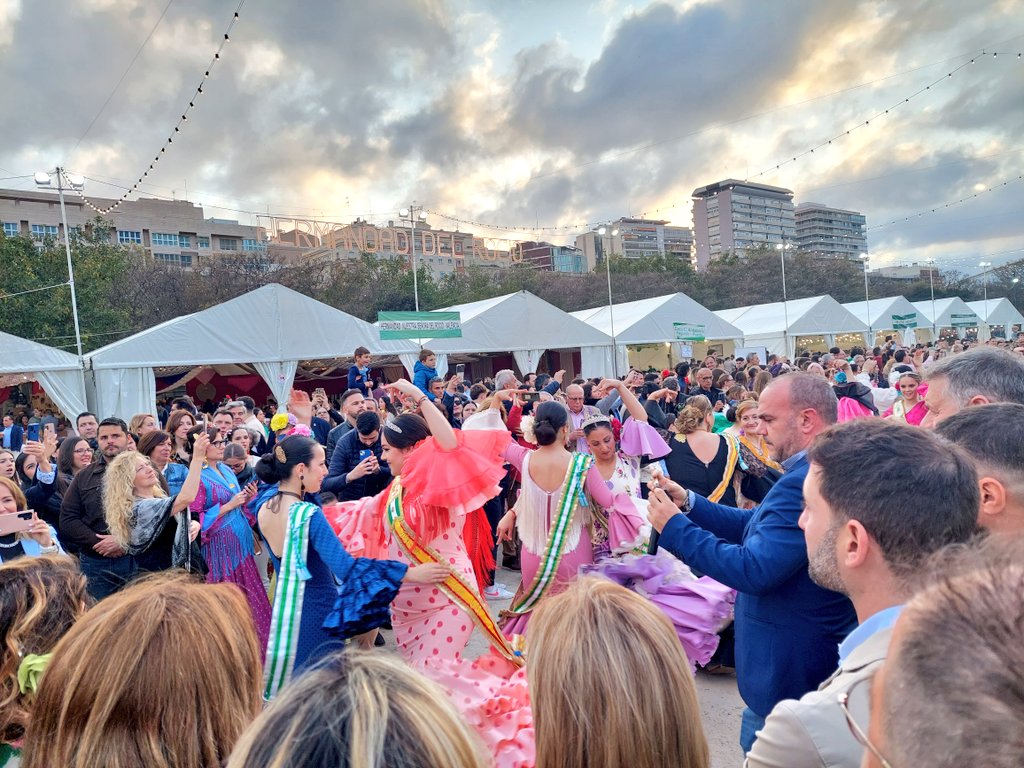 💃 En marcha la #XXXFeriaAndaluza de #València organizada por @feca_cv, donde podrás disfrutar de la cultura andaluza con exhibiciones de bailes, gastronomía típica y más. 📍 #JardínDelTuria  Viernes a domingo⏰11 a 00h Martes a jueves⏰12 a 23h 🗓️Hasta el 5/05