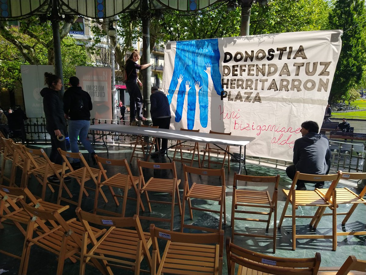 EguzkiEH's tweet photo. Dena prest (edo ia) Herritarron Plazari hasiera emateko. Donostia Defendatuz. https://t.co/j9NTzfCkED