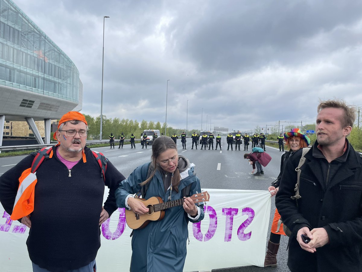 De politie vordert ons om te vertrekken. Helaas kunnen we daar geen gehoor aan geven zolang ING door blijft gaan met fossiele financiering.

Wij zijn niet te stoppen, ING’s fossiele financiering wel. 

#StopFossieleFinanciering #Klimaatrechtvaardigheid