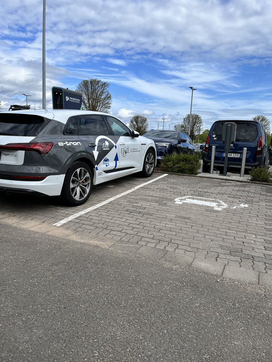 Ich weiß nicht ob das ein „Erlkönig“ in dem Sinne ist. @AudiOfficial E-Tron als Versuchsfahrzeug für bidirektionales Laden am Charger von @Pfalzwerke am Styleoutlet Zweibrücken. #Hager #e3dc #etron #pvbuddies