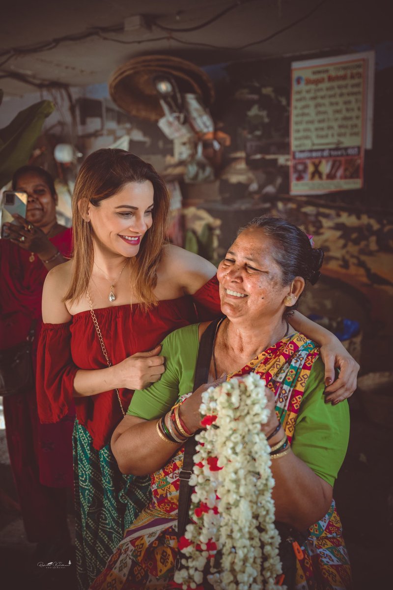 Through the lens of life 📸❤️🌺 #love #hug #generations #care #bond #together #affection #gratitude #memories #support #fyp #compassion #kindness #trending #caring #bhyp #nostalgia #embrace #explorepage #connection #kanikamaheshwari