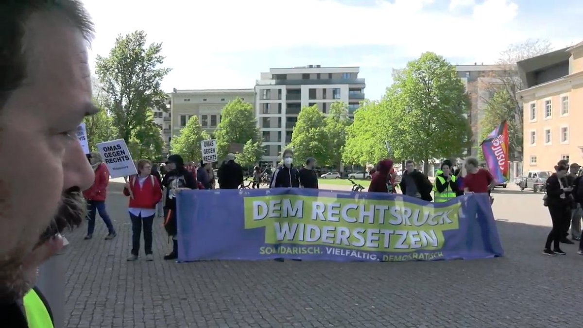 MaltusPanda's tweet image. &quot;Großdemo&quot; in #Magdeburg - schätze aktuell etwa 100 Leute, aber die Omas machen stabilen Gegenprotest. #noafd und #Basis haben Stände. Europäische Partner wohl angekündigt