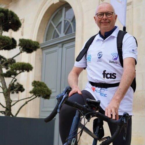 🇫🇷 Atteint de sclérose en plaques, Philippe Lambert s’est lancé un défi : rejoindre Marseille depuis le Pas-de-Calais, à vélo ! Passionné de foot, il rêve d’arriver ce dimanche 28 avril pour assister au match OM-Lens ! 💪 (France 3) 📸 Clément Battlé