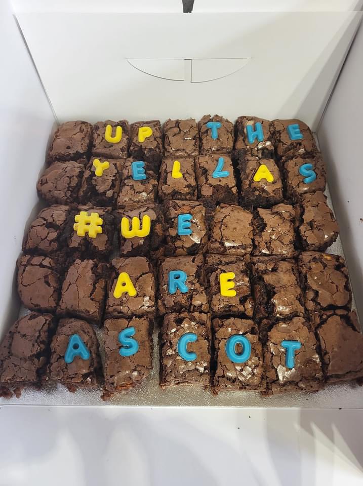 Some #Yellas know how to celebrate the last game of the season correctly 👏🏻

Shoutout to Claire Doyle for these! 🤤 (Rumour has it @GeorgeLock28 is bringing them today👀).

#WeAreAscot #UpTheYellas 💛💙