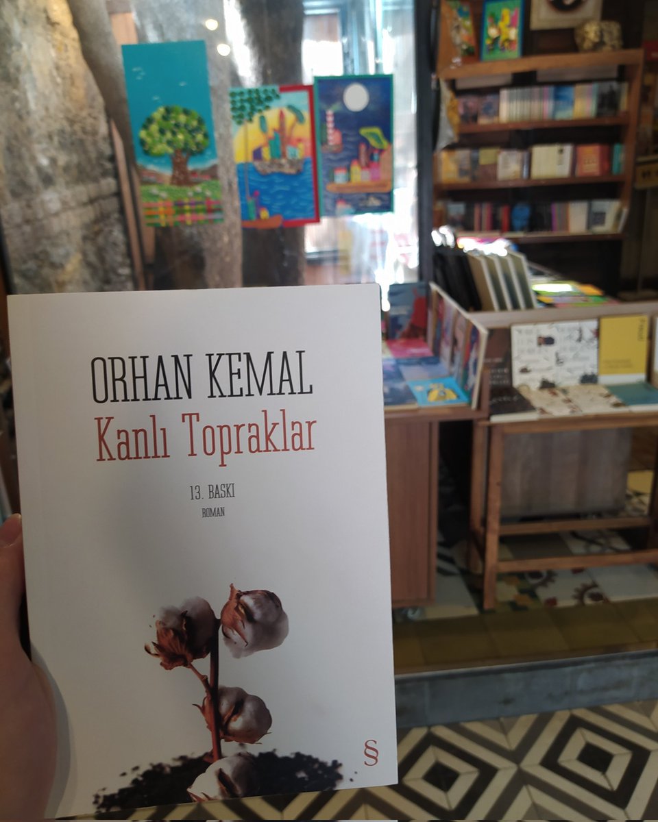 Orhan Kemal, yargılamadan anlamanın, yukarıdan bakmadan anlatabilmenin, öğreticilik taslamadan eğitmenin de ustasıdır. Kanlı Topraklar, bu ustalığın bütün göstergelerini barındıran, samimi bir roman. Şimdi kitabevimizde...