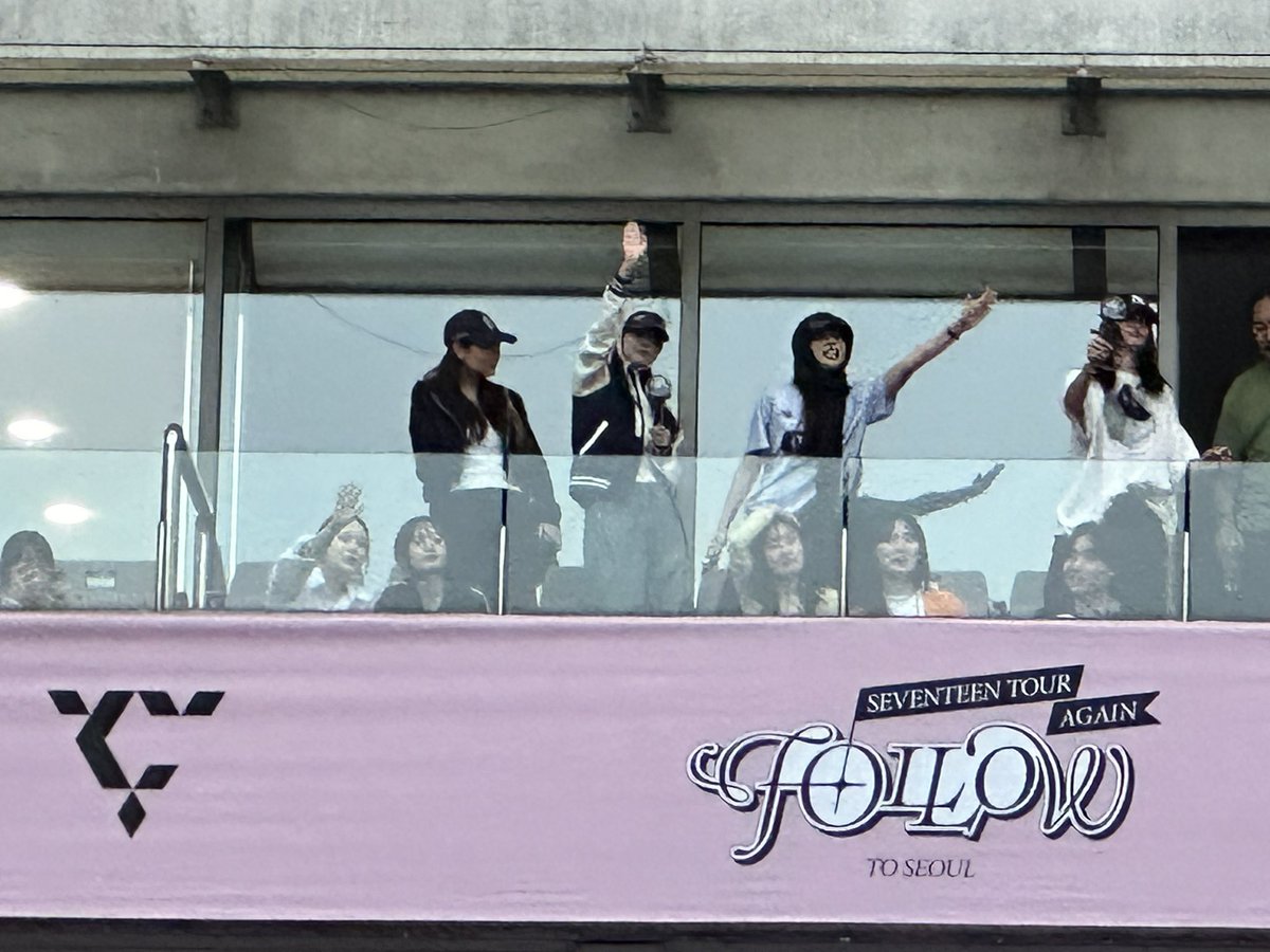 ksybrainrot's tweet image. JENNIE’S WATCHING SEVENTEEN’S CONCERT