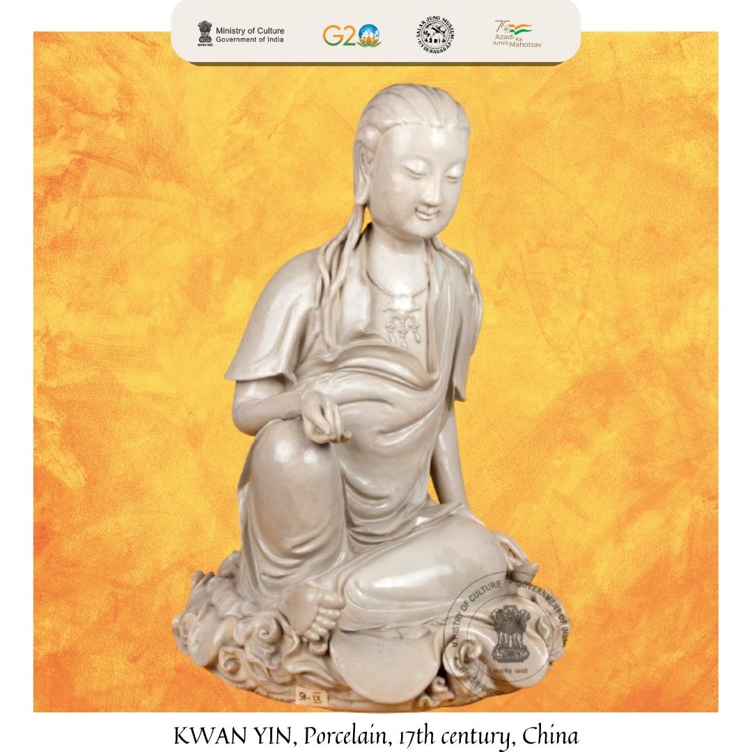 #objectoftheday
This porcelain figure of Kwan-Yin, the Goddess of Mercy was made during the reign of Wanli (1563–1620), 14th emperor of the Ming dynasty (Imperial dynasty of China). It was made in the year 1685 at Zhangzhou city factory, Haicheng County. (1/2) 
#SalarJungMuseum