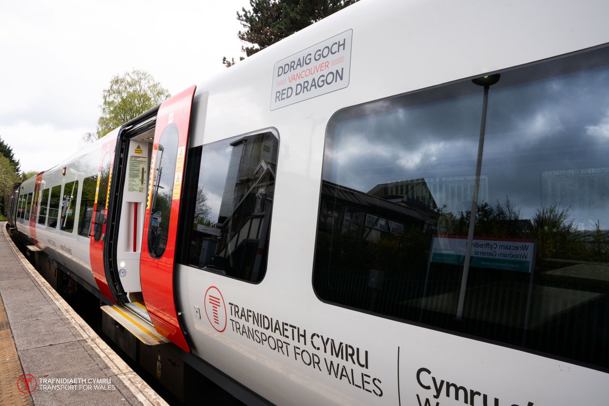 🚆Cafodd y 'Robin Goch Philadelphia' a ‘Draig Goch Vancouver’ eu dadorchuddio heddiw cyn gêm gartref @Wrexham_AFC yn erbyn Stockport. Diolch Rob a Ryan am yr effaith gadarnhaol yr ydych wedi cael ar y gymuned 🏴󠁧󠁢󠁷󠁬󠁳󠁿 @LlywodraethCym @PrifWeinidog @LlCTrafnidiaeth