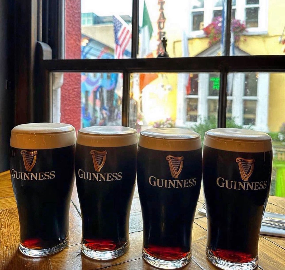 Creamy Pints in The Auld Dubliner - pretty much what Saturday’s were made for 🤩

#theaulddubiner #pub #templebar #dublin #dublinpubs #pints #guinness #goodtimes #weekendvibes