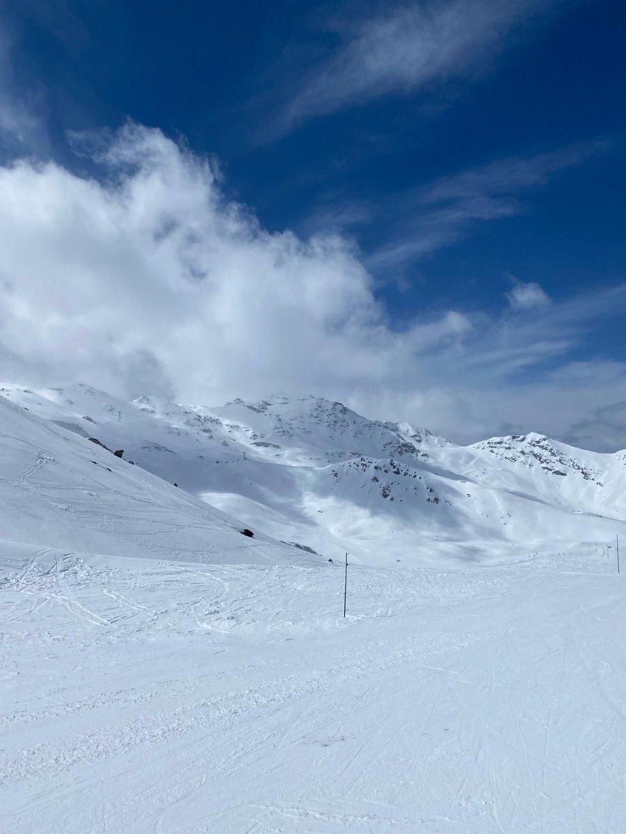 Husband and son enjoying themselves. I could have too if I hadn’t injured my shoulder in the last session of ⛷️😬 ❄️ 🎿 #ValThorens ⁦@GeorgeKirov1⁩