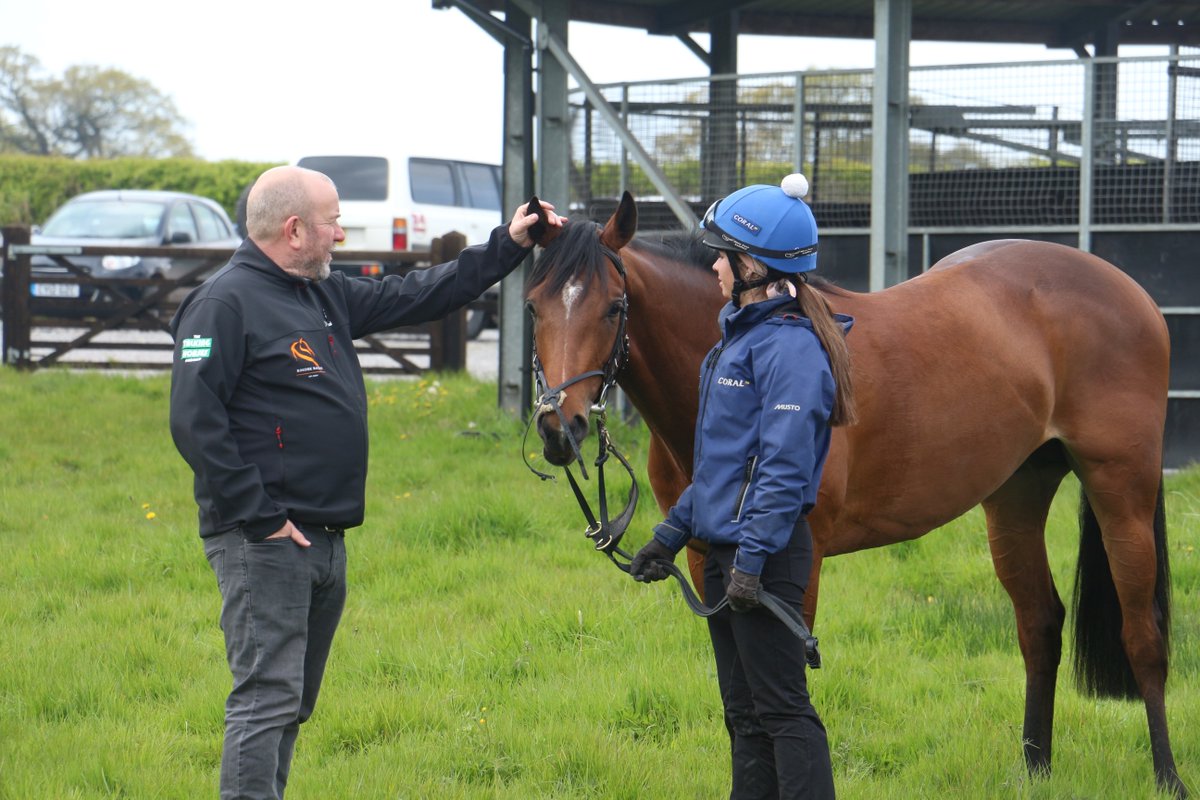 🏡 Earlier today we hosted members of @roudeeracing at Manor House Stables. The group watched the horses canter before spending time with them whilst they had a pick of grass. @Coral @HM3Legal @nafuk #TeamMHS