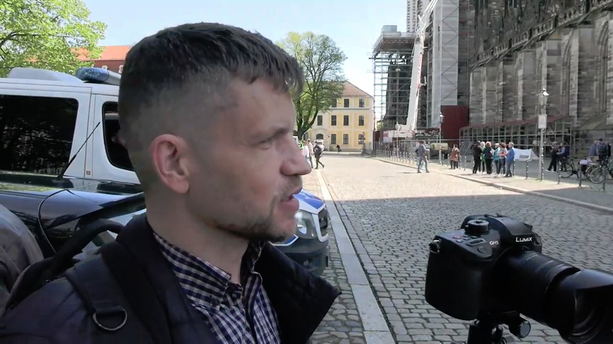 Das ist Roy. Roy ist in #Magdeburg für #Auf1 da und beschwert sich, dass er Abstand zur Gegendemo halten muss. Roy findet, dass das gegen die Pressefreiheit ist. #NoAfD