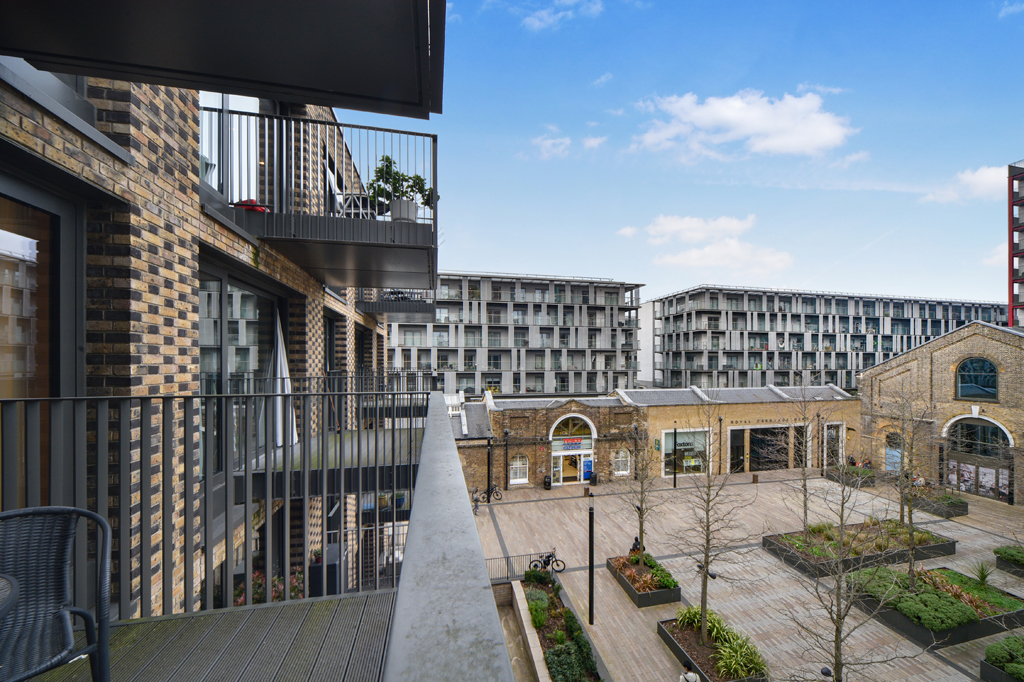 #Forsale: a #modernhome in a historic setting in #RoyalArsenalRiverside, Woolwich. This contemporary London SE18 development has a stunning #property collection with an #Elizabethline station, DRL, Rail, Thames riverboat and Ferry services on its doorstep. bit.ly/3VXhZuy