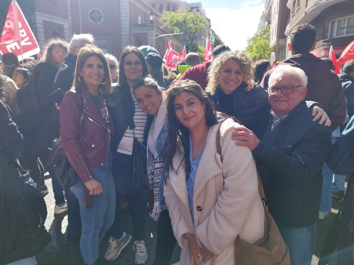 linarespsoe's tweet image. Hoy, representantes y afiliados del PSOE de Linares se sumaron a la manifestación en apoyo a Pedro Sánchez en Ferraz.

Nos unimos en una protesta pacífica, rechazando las tácticas de acoso y difamación, y reafirmando nuestro compromiso con la democracia.